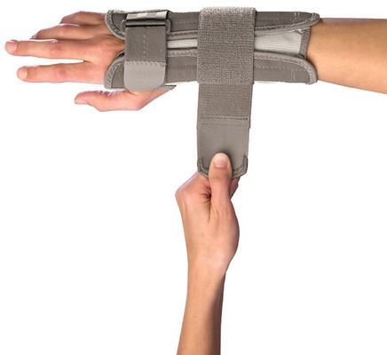 Mueller Reversible Wrist Stabilizer, Beige